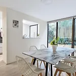 T-North Sydney House Nr Train Station And Freeparking